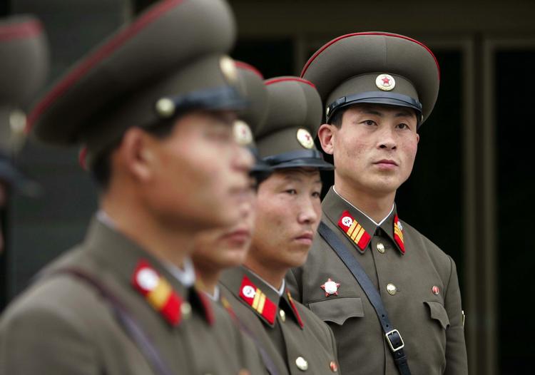 Nordkoreanske grænsevagter ved delingslinjen mellem Nord- og Sydkorea. 