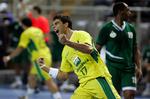 Brasiliens  Felipe Borges Ribeiro jubler efter en scoring mod de tandløse saudier. 