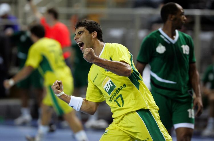 Brasiliens  Felipe Borges Ribeiro jubler efter en scoring mod de tandløse saudier. 