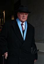 Edward Kennedy på vej til Obamas indsættelsesceremoni i går. Kort efter faldt han om og blev indlagt. 