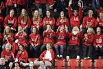Så glade er eleverne fra Randers - både over at være sluppet relativt helskindet fra ulykken og over at være til håndbold-VM. Så gør det ikke så meget, at man er gipset ind her og der. 