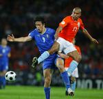 Nigel de Jong (til højre) har spillet 30 landskampe for Holland. Her er han i nærkamp med Italiens Luca Toni under EM i 2008. Arkivfoto. 