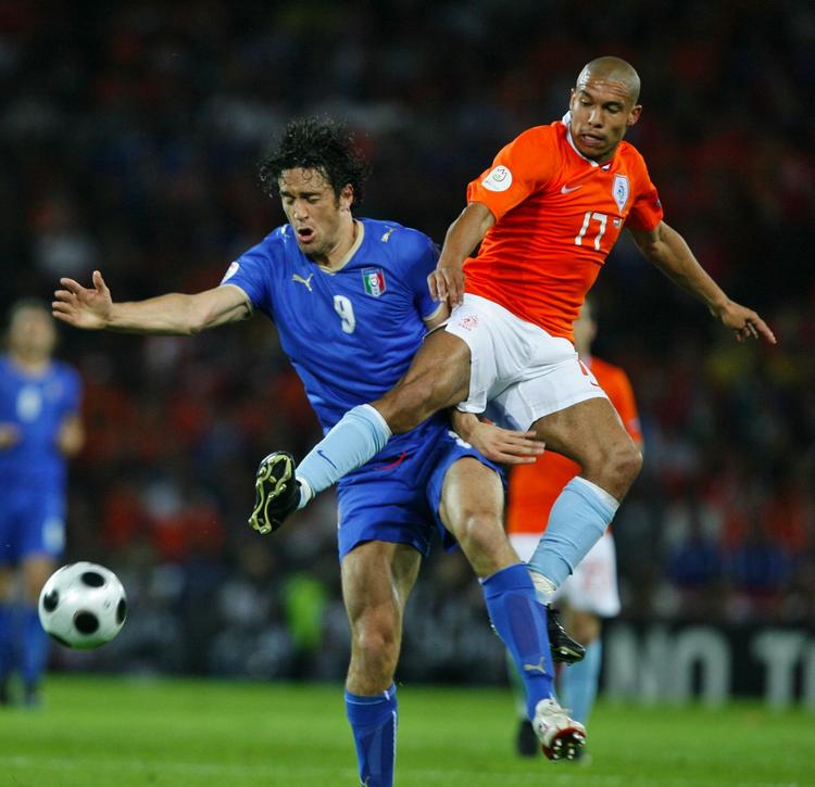 Nigel de Jong (til højre) har spillet 30 landskampe for Holland. Her er han i nærkamp med Italiens Luca Toni under EM i 2008. Arkivfoto. 