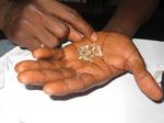 Op mod 100 millioner afrikanere lever helt eller delvist af minedrift efter bl.a. diamanter. 