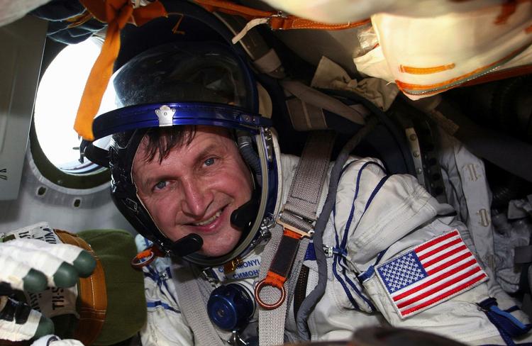 Den amerikanske rigmand Charles Simonyi smiler under sit besøg på den internationale rumstation i 2007. Han bliver den sidste turist på rumstationen, når han sendes afsted til marts. 