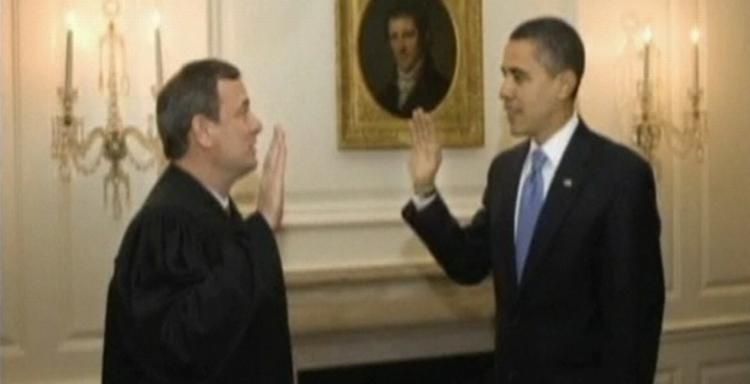Om igen. Højesteretspræsident John Roberts og Barack Obama i perfekt samarbejde. 