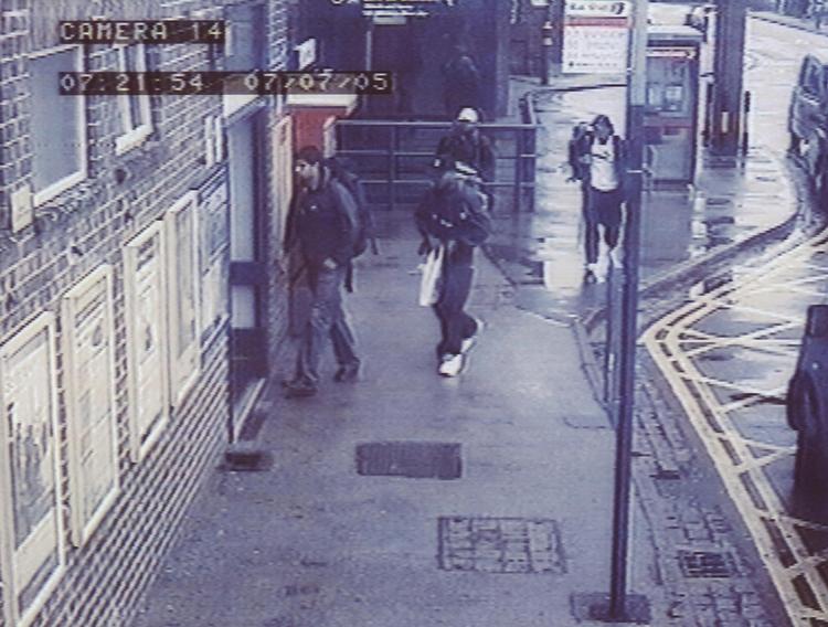 Billeder fra overvågningskameraer var med til at afsløre gerningsmændene efter bombeterroren i London den 7. juli 2005. Her er gruppen på vej til at sprænge bomberne i undergrunds-togene og i en bus. 