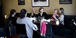 Stemningen er god på Café Elvira, og børn er særdeles velkomne, hvilket ikke er tilfældet alle vegne. Men en kedelig brunch trækker ned i bedømmelsen. Foto: Miriam Dalsgaard 