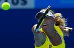 Caroline Wozniacki er ude af double-turneringen i Melbourne men har fortsat chancen for at gå til tops i single. 