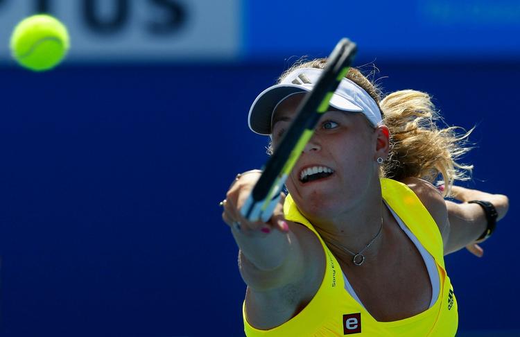 Caroline Wozniacki er ude af double-turneringen i Melbourne men har fortsat chancen for at gå til tops i single. 