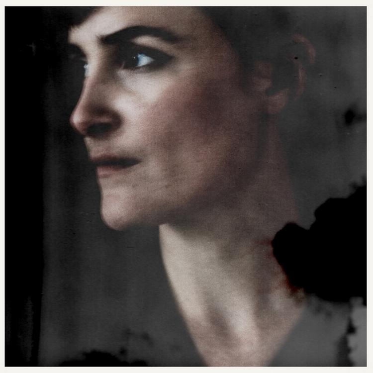 Marie Fisker viser på sin debut-ep et stemningsleje og et tonefald, der adskiller hende temmelig radikalt fra tidens andre talentfulde unge sangerinder. 