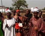 Medlemmer af det kvindelige 'bundu'-selskab i Sierra Leone med de traditionelle lange knive, som benyttes til omskæring af piger. Foto: IRIN 