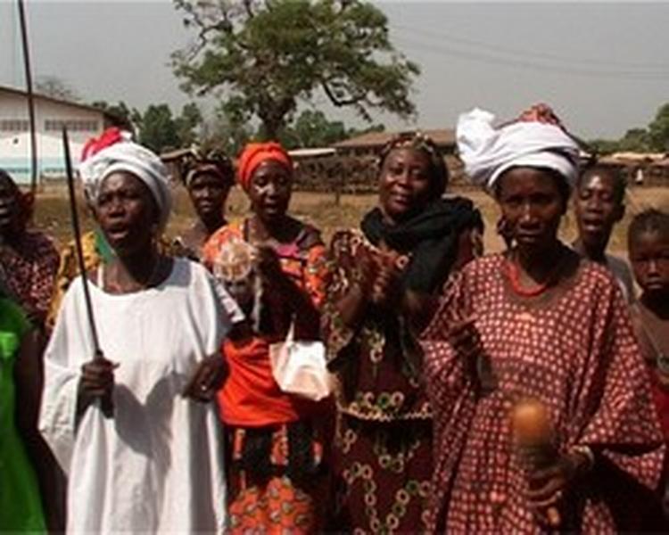 Medlemmer af det kvindelige 'bundu'-selskab i Sierra Leone med de traditionelle lange knive, som benyttes til omskæring af piger. Foto: IRIN 