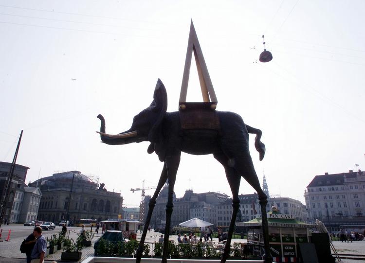 For 10 år siden udstillede museet Arken en Dali-elefant i København. En falsk elefant var lige ved at indbringe ni millioner kroner. Arkivfoto. 