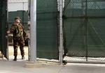 En vagt går igennem en port til Guantánamo på et billede taget af det amerikanske militær. 
