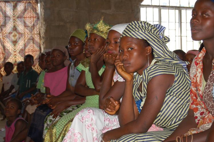 En kirke i Kono-distriktet i Sierra Leone har valgt at tage kampen op mod kvindelig omskæring. Flere medlemmer af menigheden er forsøgt bortført, så de kunne blive tvangs-omskåret. Foto: Mogens Damgaard/Red Barnet 