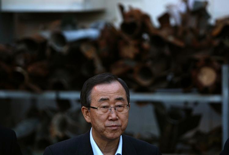 FN's generalsekretær Ban Ki-Moon vil have undersøgt angrebet på en FN-bygning i Gaza. Her er han fotograferet foran palæstinensiske raketter i den israelske by Sderot tidligere på ugen. 