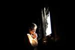 En ung kvinde i hendes families nedbrændte lejlighed i centrum af Rafah, Gaza. Lejligheden nedbrændte, da israelske fly bombede et brændstofdepot i byen. 