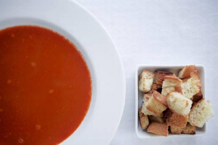 Karolines tomatsuppe skal bare varmes og så er den klar. Købes den i Kvickly er der lidt at spare. 