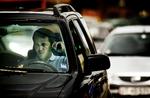 Politiet uddelte sidste år flere bøder til trafikanter, der taler i mobiltelefon under kørselen. Arkivfoto. 