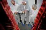 Konservative folketingskandidater var i valgkampen 2007 besøg på det nu konkursbegærende slagteri Danish Meat Company. Til venstre daværende trafikminister Jakob Axel Nielsen og justitsminister Lene Espersen. 