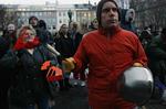 Demonstranter foran det islandske parlament i Reykjavik i går var vrede over regeringen. Politiet brugte tåregas for første gang i mere end et halvt århundrede, og to betjente blev hopsitalsindlagt efter at være blevet ramt af sten. 