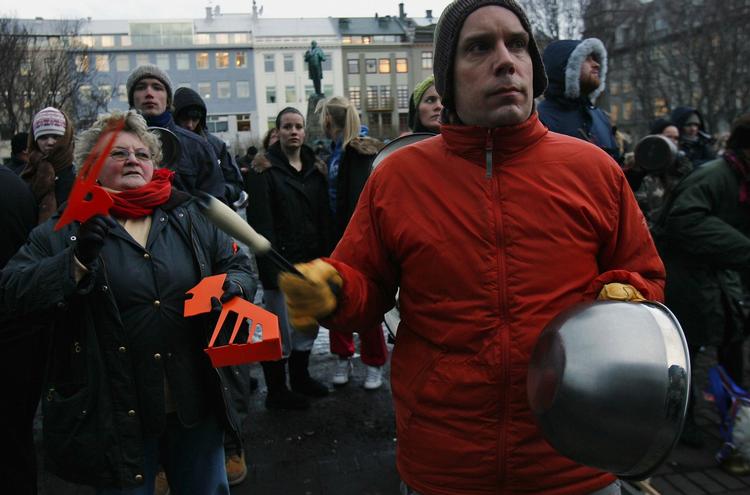 Demonstranter foran det islandske parlament i Reykjavik i går var vrede over regeringen. Politiet brugte tåregas for første gang i mere end et halvt århundrede, og to betjente blev hopsitalsindlagt efter at være blevet ramt af sten. 