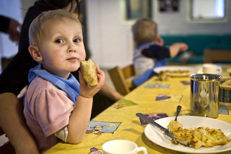 Frederikke på to år nyder en god gang lasagne, som madmoren i hendes vuggestue i Børnehuset Møllevej i Frederikssund har lavet. Næste år bliver frokosten i foliebakker og lavet ude i byen. 