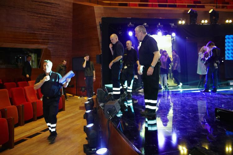 P3's store prisfest i Jean Nouvels nye koncertsal i DR-byen var netop slut, og efterfesten skulle til at begynde, da brandalarmen gik, og alle - kendte som ukendte - blev gennet ud i kulden, indtil alarmen kunne afblæses. 