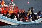 Hvert år kommer tusindvis af afrikanere i små både til Europas kyster. Denne båd anløb i november 2008 Tenerife med 76 afrikanere, som søger asyl i Spanien. 