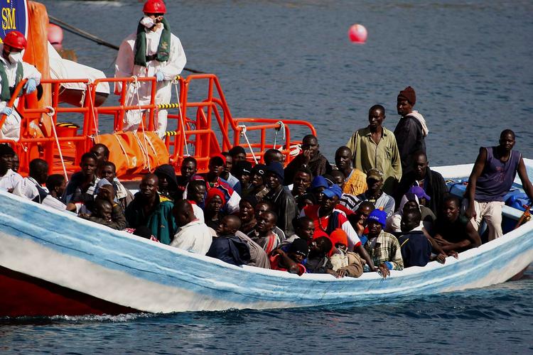Hvert år kommer tusindvis af afrikanere i små både til Europas kyster. Denne båd anløb i november 2008 Tenerife med 76 afrikanere, som søger asyl i Spanien. 