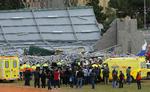 16 personer er trukket ud fra den sammenstyrtede sportshal i Barcelona i Spanien. 