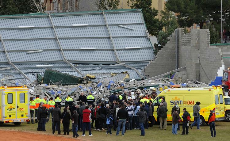 16 personer er trukket ud fra den sammenstyrtede sportshal i Barcelona i Spanien. 