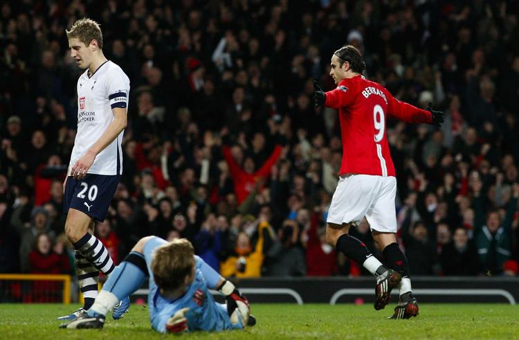 Berbatov jubler efter scoringen til 2-1. 