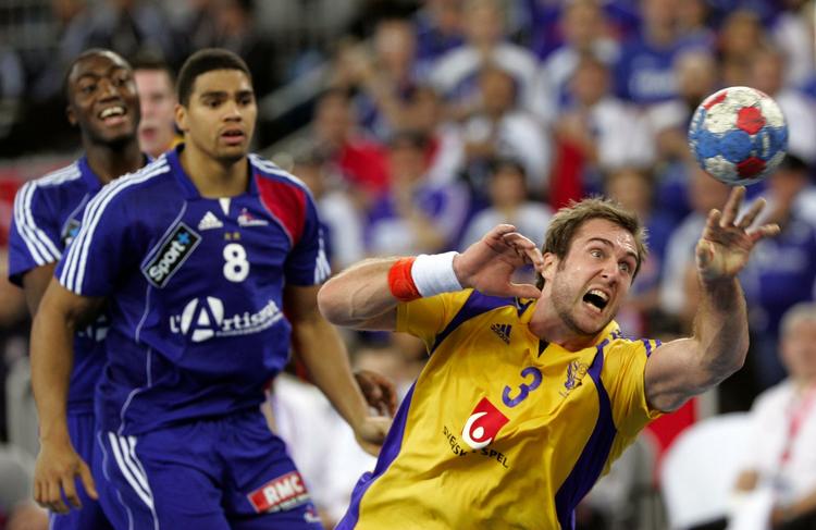 Mattias Gustafsson fanger bolden, men ikke Frankrig i det lange løb. Sverige får svært ved at blande sig i medaljekampene. 