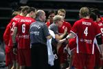 Ulrik Wilbek under den første timeout i kampen mod Polen. 