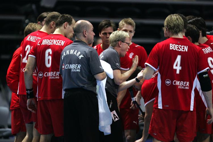 Ulrik Wilbek under den første timeout i kampen mod Polen. 