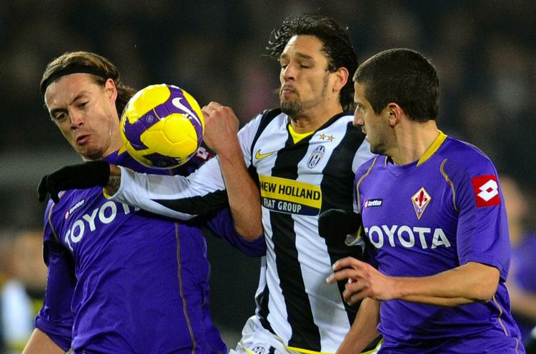 Juventus' angriber Amauri (i midten) i kamp med Per Krøldrup (tv.) og Alessandro Gamberini. 