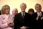 Chesley B. Sullenberger fik en stormende hyldest i sin hjemby Danville i Californien. Her er han omgivet af hustruen Lorrie og byens borgmester, Newell Arnerich. 