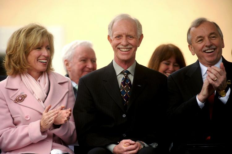 Chesley B. Sullenberger fik en stormende hyldest i sin hjemby Danville i Californien. Her er han omgivet af hustruen Lorrie og byens borgmester, Newell Arnerich. 