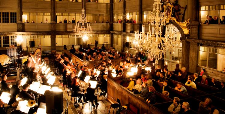 Hewitt og Sjællænderne satte overliggeren rigtig højt. Til gengæld var præmissen at gøre det uden egentlig dirigent, og det havde en kedelig effekt på musikken mange steder. Foto fra koncert i Christianskirken. 