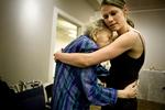 Det er et krævende arbejde at passe en dement person. Kærlighed og omsorg afløses undertiden af banden og sværgen, viser ny forskning. 