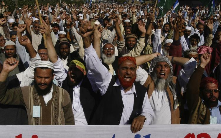 Pakistanske støtter af det islamiske parti Jamaat-e-Islami protesterer over amerikanske missiler mod landets stammeområder. 