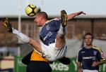 Cardiff Citys Gabor Gyepes giver sig fuldt ud i kampen om bolden med Arsenals Robin van Persie. 