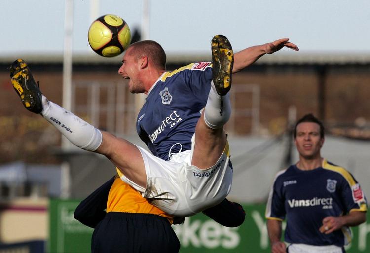 Cardiff Citys Gabor Gyepes giver sig fuldt ud i kampen om bolden med Arsenals Robin van Persie. 
