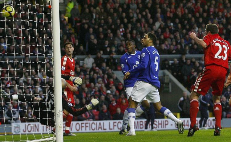 Evertons Joleon Lescott (midt) blev kampens spiller i kampen mellem de to Liverpool-hold. Han var både  en klippe i forsvaret og scorede også Evertons enlige mål. 