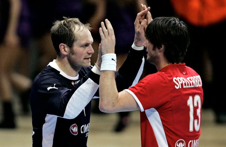 Bo Spellerberg fejrer sin målmand Kasper Hvidt, der viste vejen for VM-holdet.  Foto: Jens Dresling 