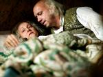 Paul Giamatti er intet mindre end fremragende i rollen som det amerikanske demokratis oversete helt og pioner John Adams, mens Laura Linney gestalter Adams' hustru, Abigail.  Foto: TV 2 