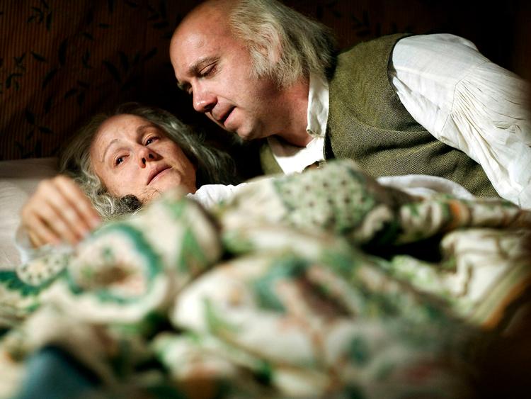 Paul Giamatti er intet mindre end fremragende i rollen som det amerikanske demokratis oversete helt og pioner John Adams, mens Laura Linney gestalter Adams' hustru, Abigail.  Foto: TV 2 