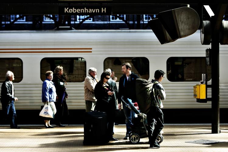 Ringer man til DSB for at høre, hvad man skal gøre for at undgå, at hele familien mister rejsen, hvis man har bestilt billetter på nettet med sin egen ID men er blevet syg, får man flere forskellige forklaringer. 